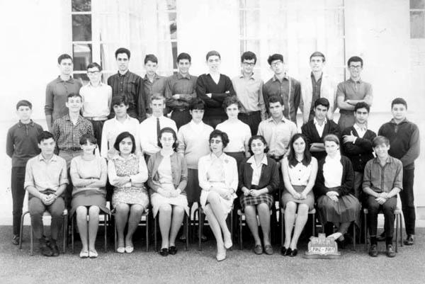 r_1964-1965_2de acm.jpg - Lycée Regnault - TANGER / MAROC - 2ème ACM - 1964/65 -Photo communiquée par Iréne BAILEY  2ème ACM - 1964/65 - Professeur Mme Lektia (Maths) et les noms :de gauche à droite à partir du haut - Noval Carlos, Huille Jean Pierre, Bennaroch, Rodière Michel, Levy Carlos, Cohen Joseph, K'tinat Jamal, Maman Jacob, Jimenez Carlos, Barchechat Simon, St Aubert Bernard, Schultz William, Zaidi Ahmed, Druyve Jean Jacques, Royer Annick, Hachuel Léon, Jarillo Manuel, Saad, Boayed Ahmed, Barchilon Samuel, Delauney Gérard, Cohen Dina, Rekiouak Zineb, Gouadana, Assayag Allegria, Bensadon Stella, Royer Marie Françoise, Pélofi Jean Pierre.